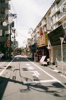 东京空荡的街景展示了日本传统的店面和城市建筑