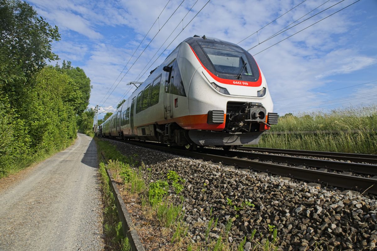Train de voyageurs sur une voie ferrée, l'option la plus confortable pour rejoindre Killarney depuis Dublin
