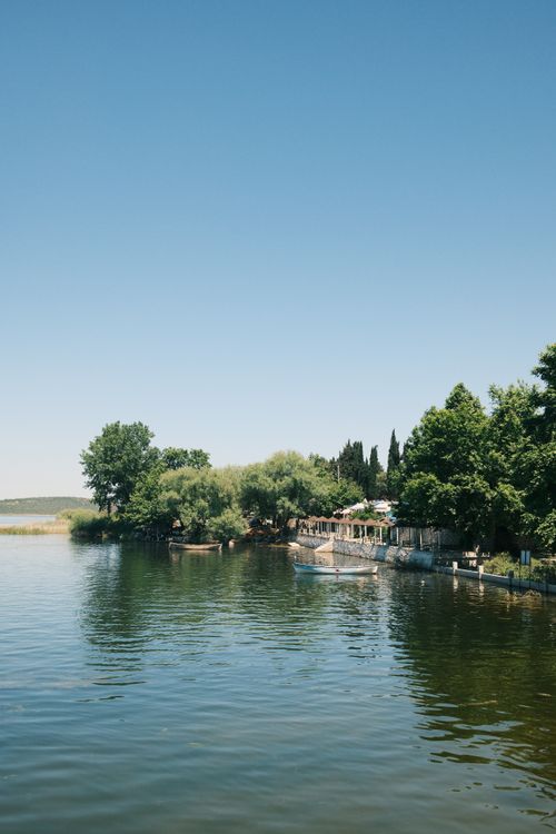 Free Tranquil summer scene of a serene lakeside in Bursa, Türkiye. Perfect for relaxation and nature enthusiasts. Stock Photo