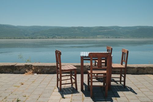 Free Wooden chairs by a lake with scenic mountain views in Bursa, Türkiye. Stock Photo