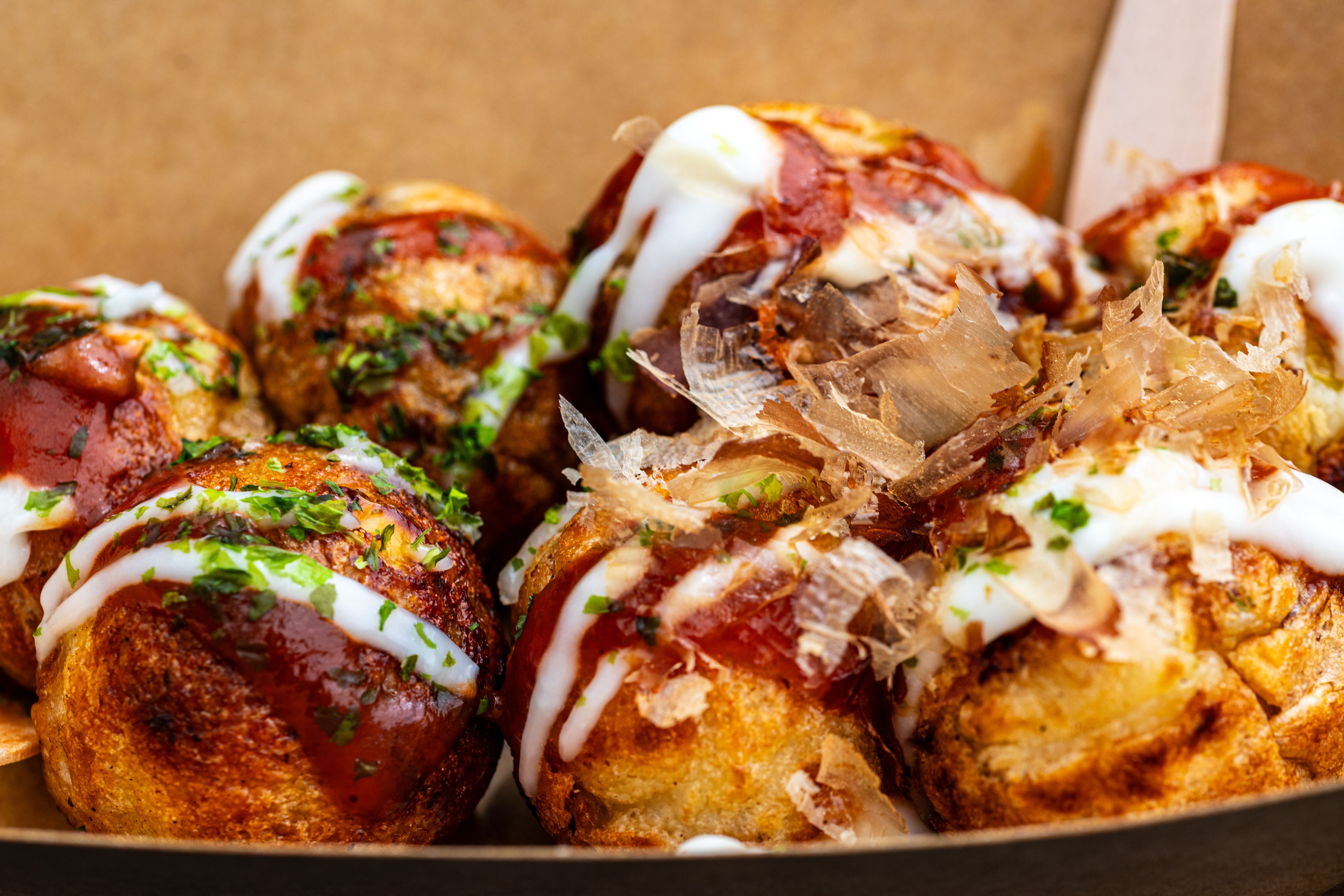 Japán okonomiyaki – az oszakai street food palacsinta titkai – okonomiyaki topped with mayo sauce bonito flakes