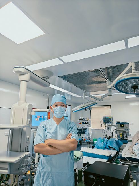 Surgeon standing confidently in a modern, equipped operating room, ready for surgery. Surgeon standing confidently in a modern, equipped operating room, ready for surgery.
