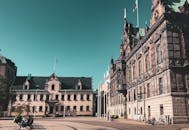 在瑞典隆德晴朗的天空下，美丽的历史建筑展现了独特的建筑风格