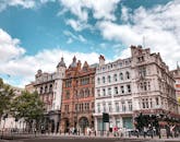 在晴朗的天空下，经典的伦敦建筑与充满活力的建筑立面构成了令人惊叹的街景