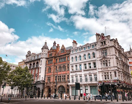 在晴朗的天空下，经典的伦敦建筑与充满活力的建筑立面构成了令人惊叹的街景