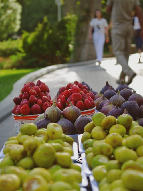 Free Colorful display of fresh figs and berries at an outdoor market in Baku. Stock Photo