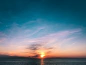 海洋上令人惊叹的日落，天空鲜艳，营造出宁静宁静的氛围