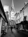 在英格兰巴斯的一条狭窄街道上，哥特式教堂的黑白照片非常适合旅行和建筑爱好者