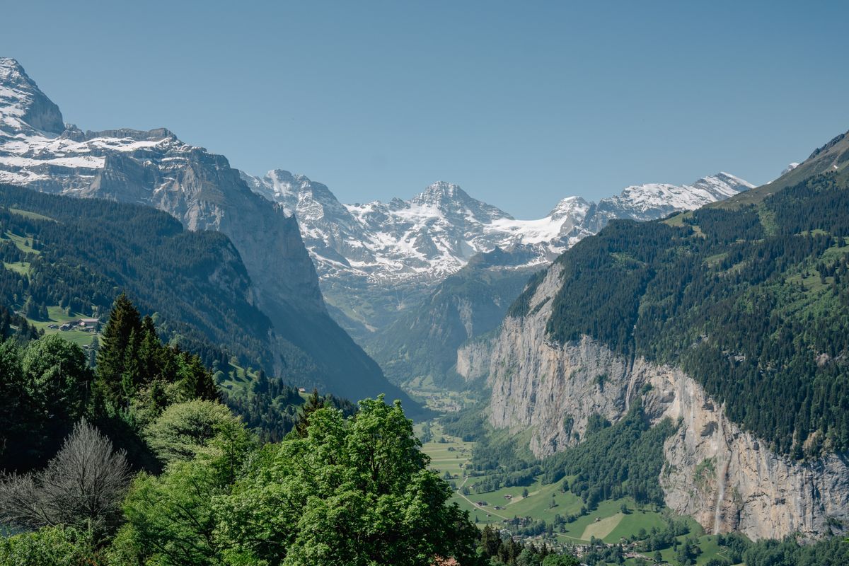 Alpes suisses et vallée, décor de tournage en montagne