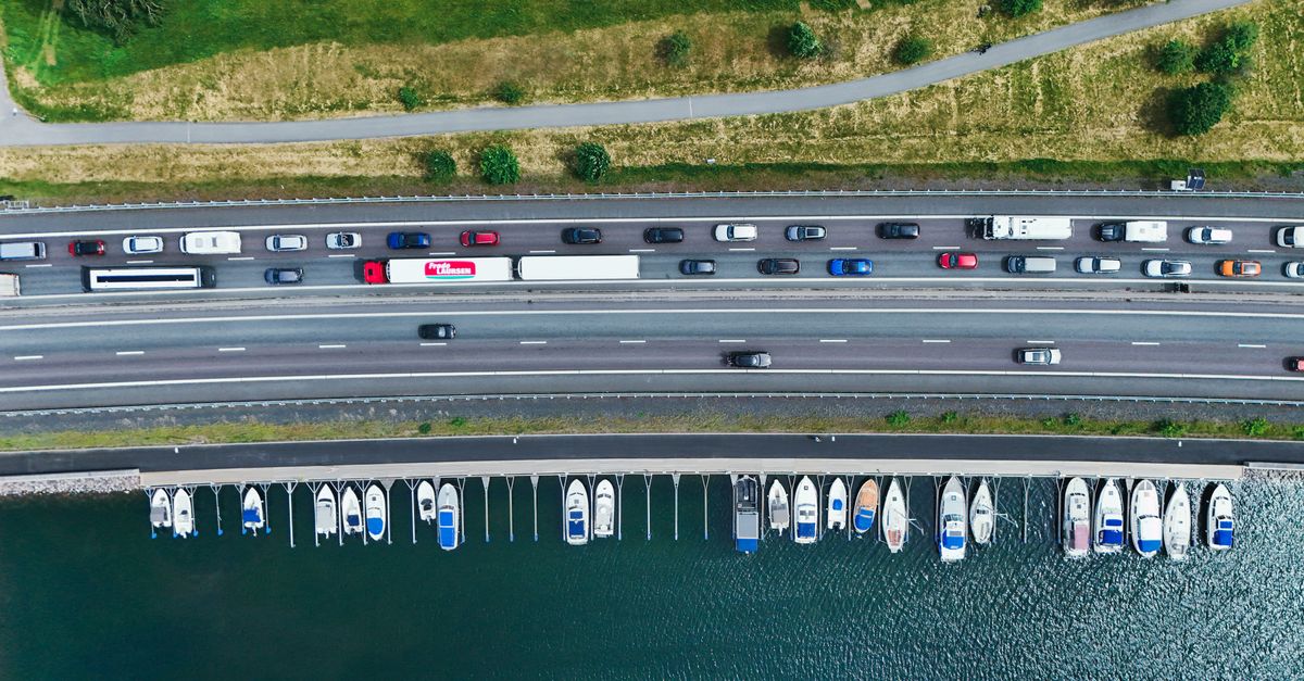 Vue aérienne du trafic et des bateaux à Jönköping, en Suède, illustrant la vie urbaine et aquatique.