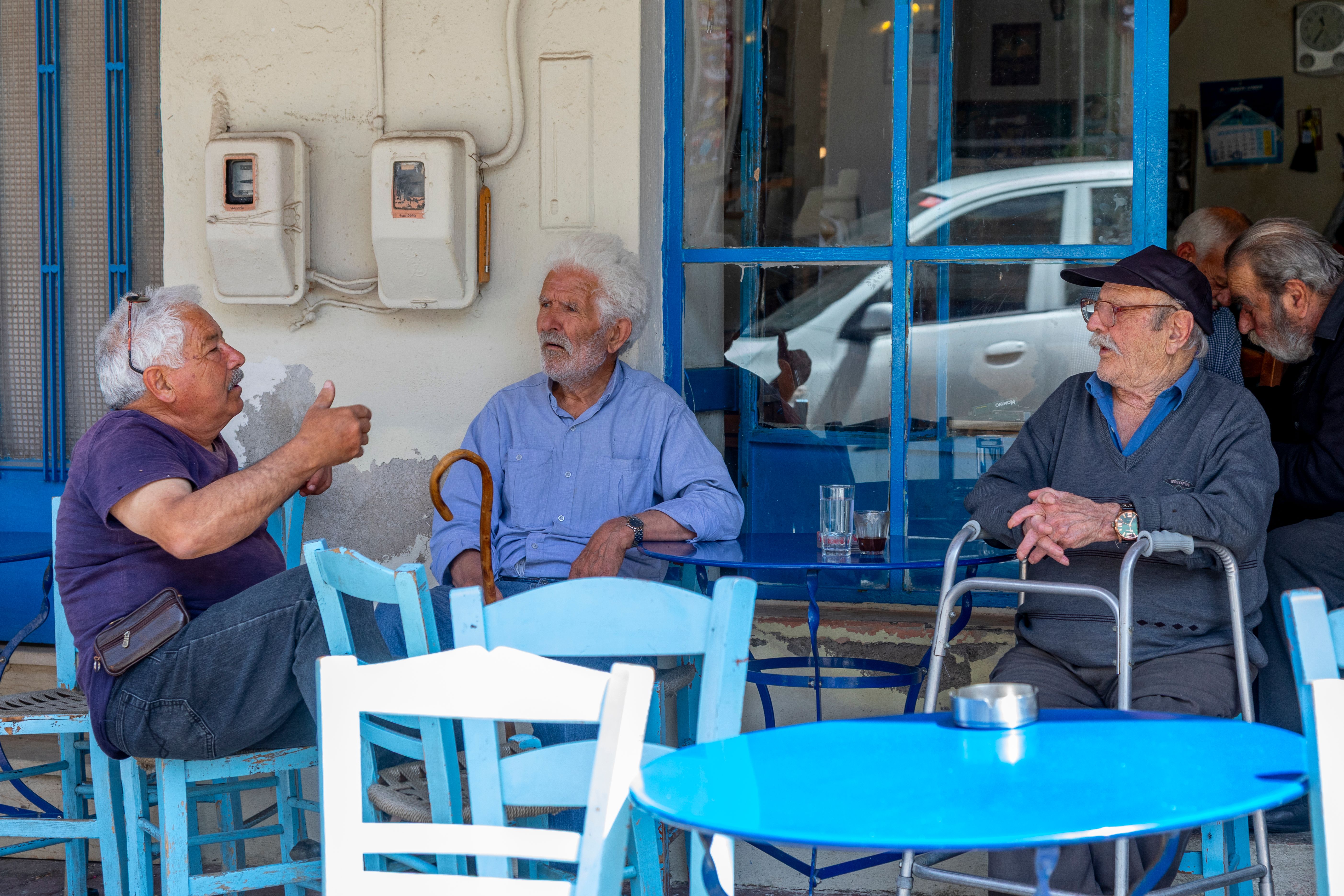 Twee mensen praten op een terras met koffie in Spanje