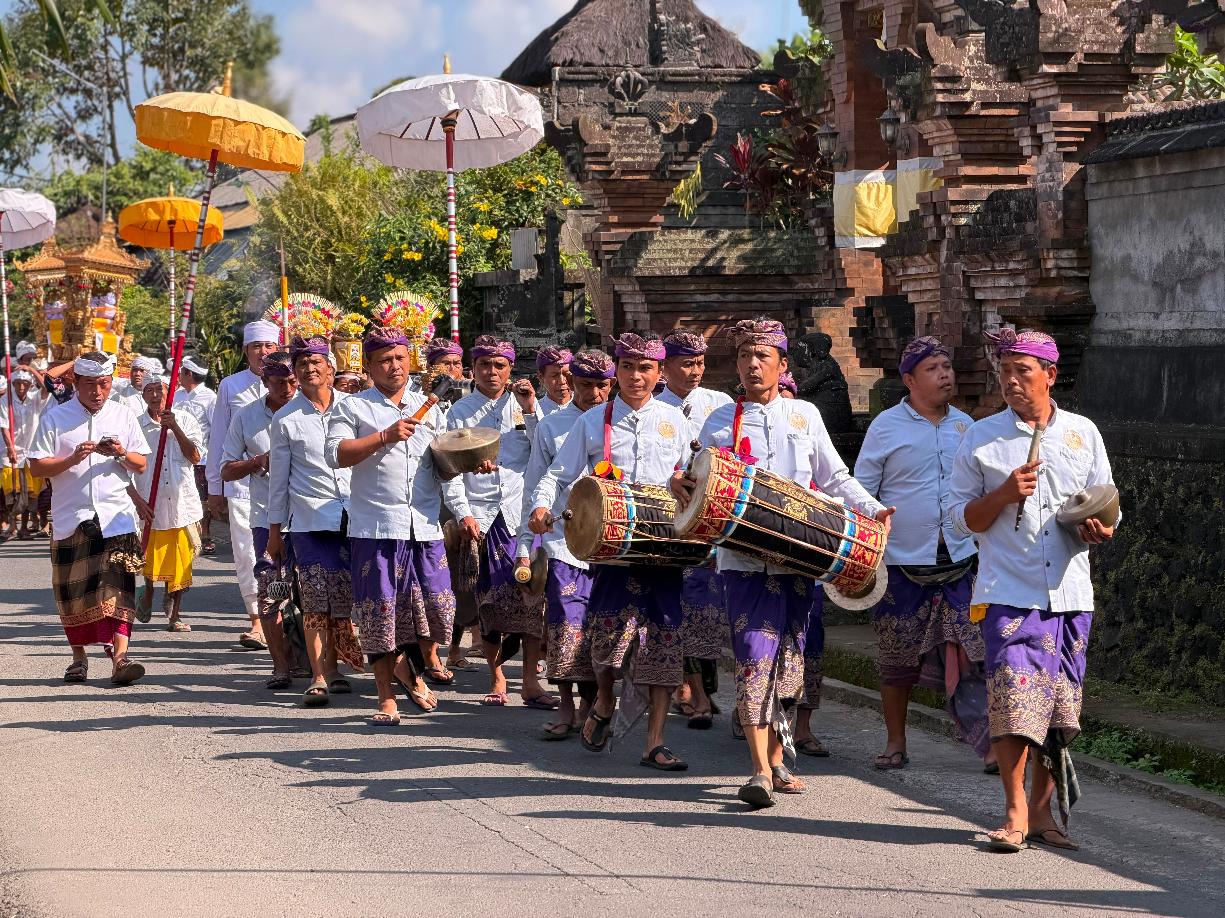 Hướng Dẫn Toàn Diện Về Nghiên Cứu Đá Gà Bali Của Clifford Geertz