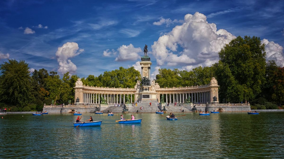 Barci pe lacul din parcul Retiro, cu colonada monumentului in fundal