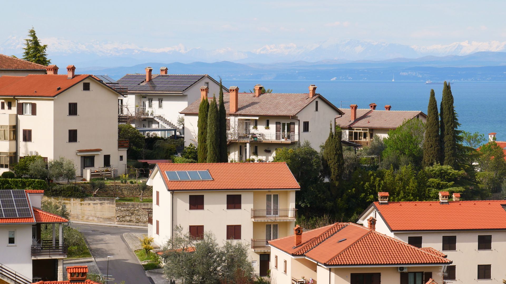 Solar Companies in Limassol: What Local Companies Charge — illustrasjonsbilde