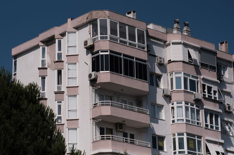 Exterior view of a contemporary apartment building in İzmir, Türkiye, showcasing architectural details.