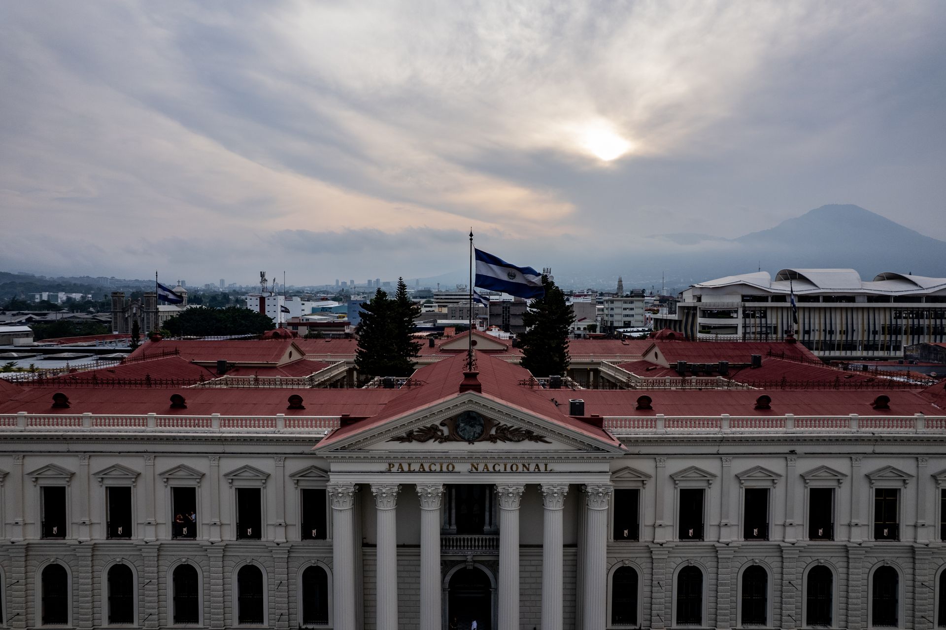 Un palais gouvernemental et un drapeau dans une capitale d'Amérique latine