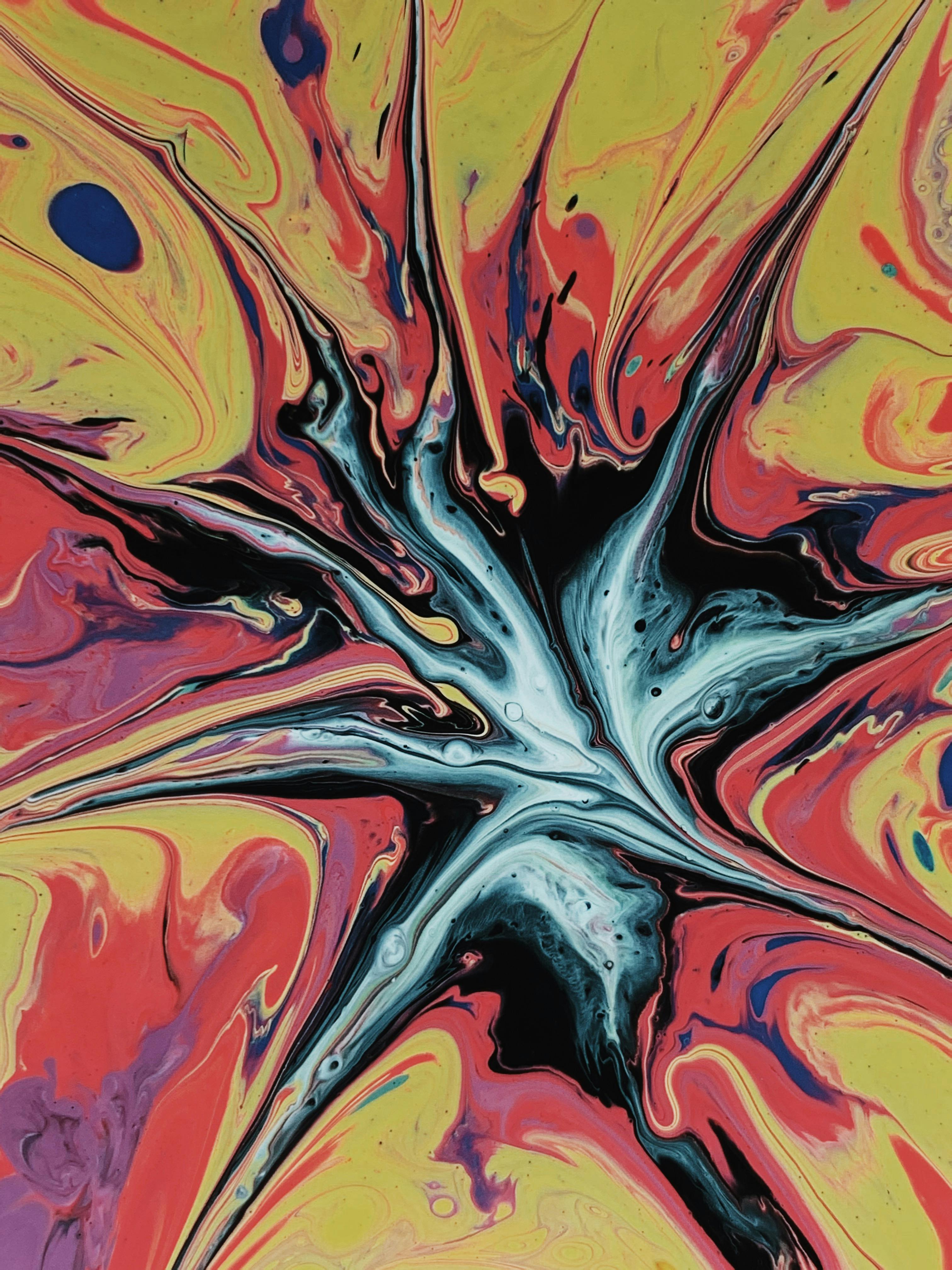 一幅动态多彩的流体艺术抽象画，展现出鲜艳的色彩与大胆的飞溅图案