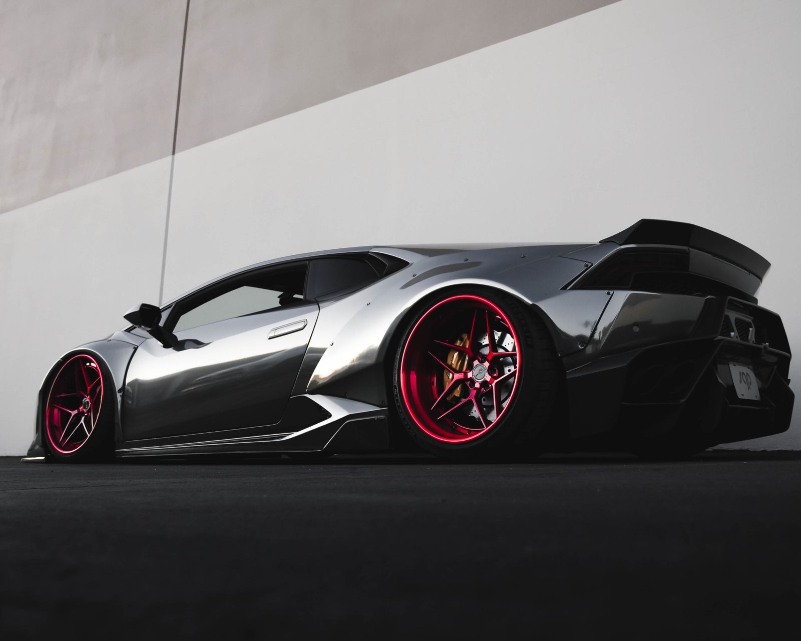Lamborghini Huracán with chrome mirror vinyl wrap