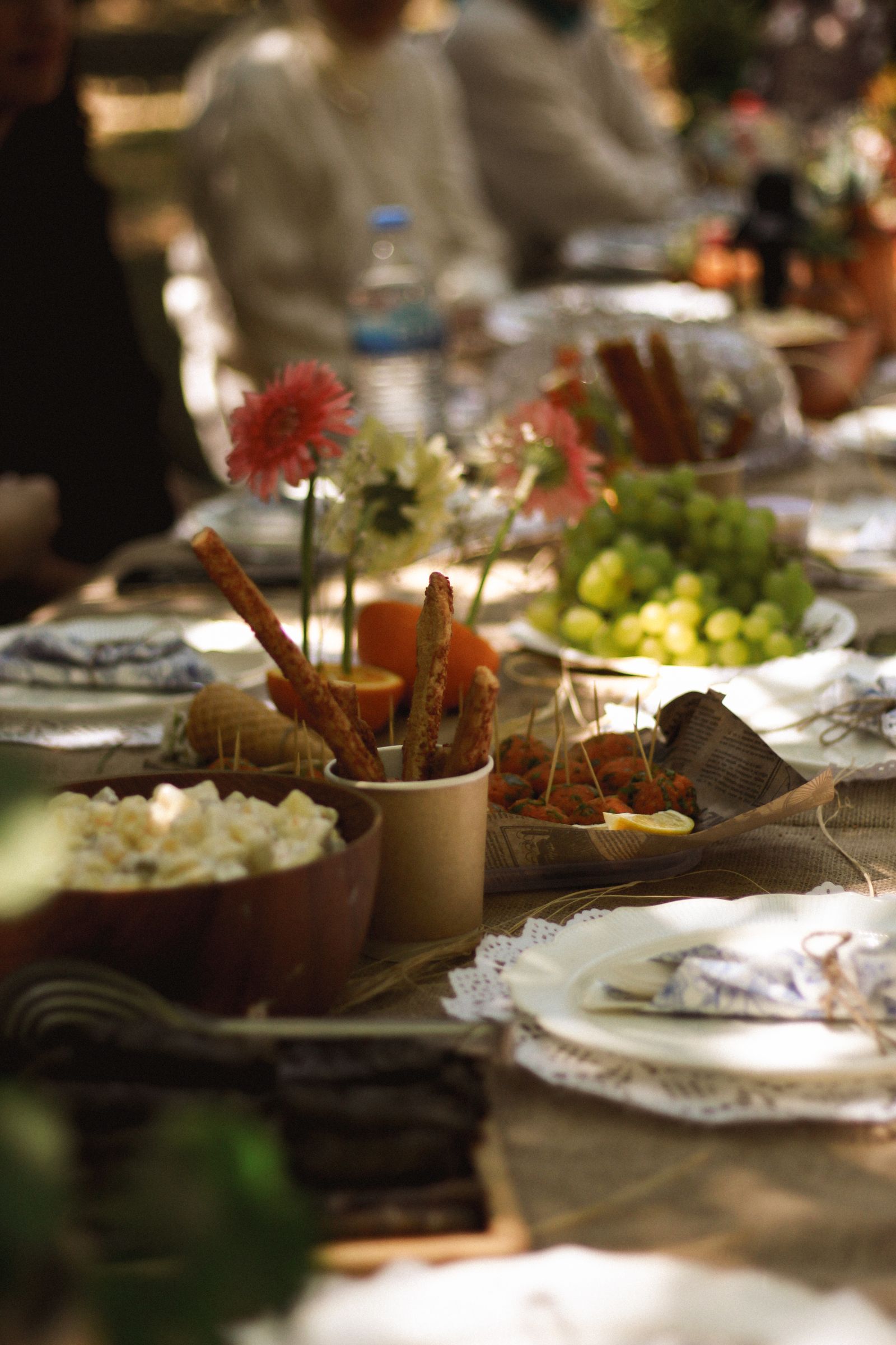 Mesa de banquetería con comida fresca