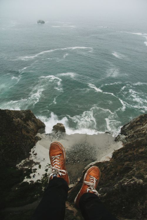 Free Daring view of the ocean from a cliff in Monterey, California, showcasing adventure and natural beauty. Stock Photo