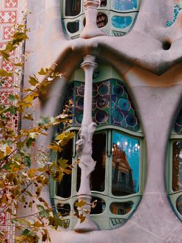 Explore the unique architectural details of Casa Batlló in Barcelona, showcasing vivid colors and intricate design.