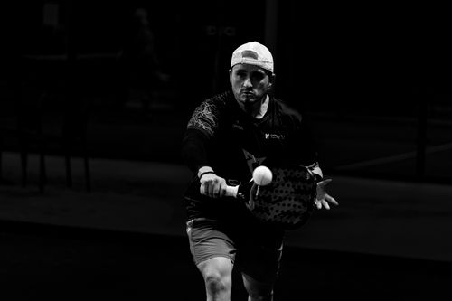 Free Capture of a male paddle tennis player in action, emphasizing focus and motion. Stock Photo