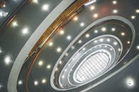 当代螺旋天花板的壮丽景色，明亮的灯光与倒影，展现了未来派设计