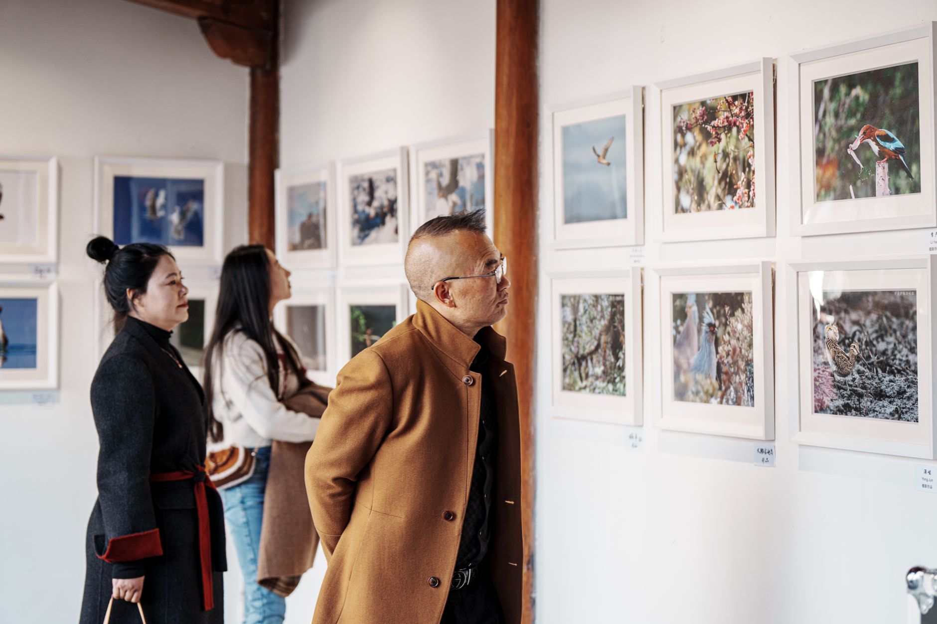 Tallinn'deki Fotografiska galerisinde sergi salonunda eserleri inceleyen ziyaretçiler