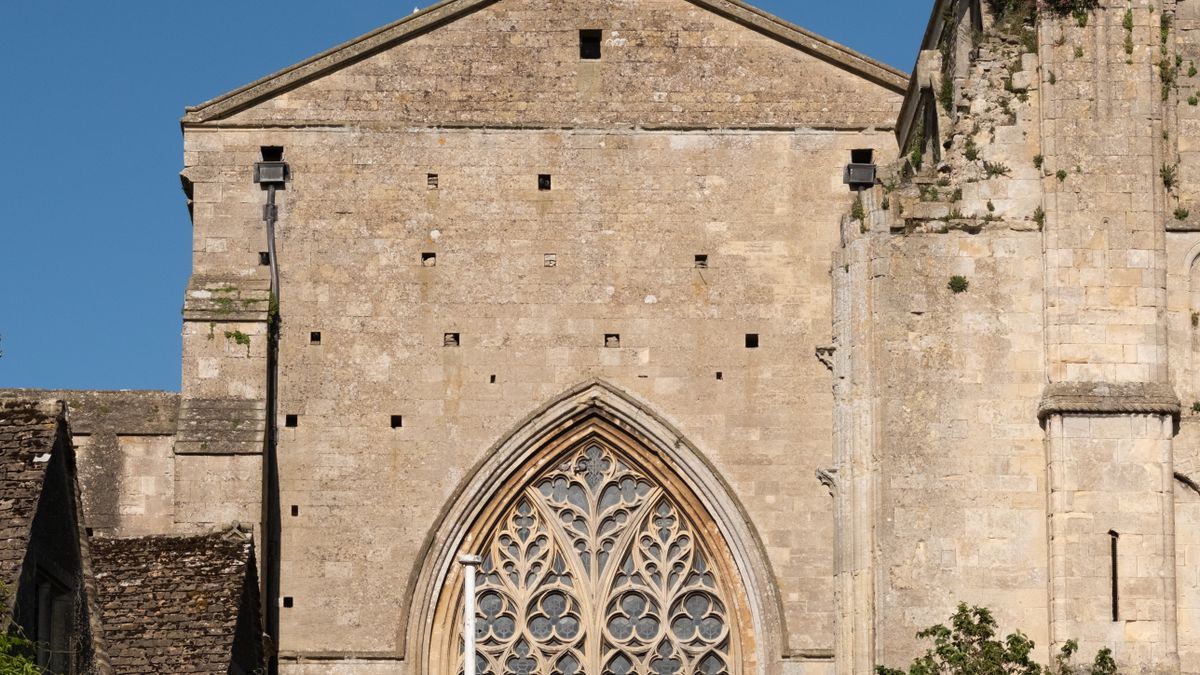 The stone west end of Malmesbury Abbey in Wiltshire, a short drive from Esho Stays contractor accommodation near Malmesbury