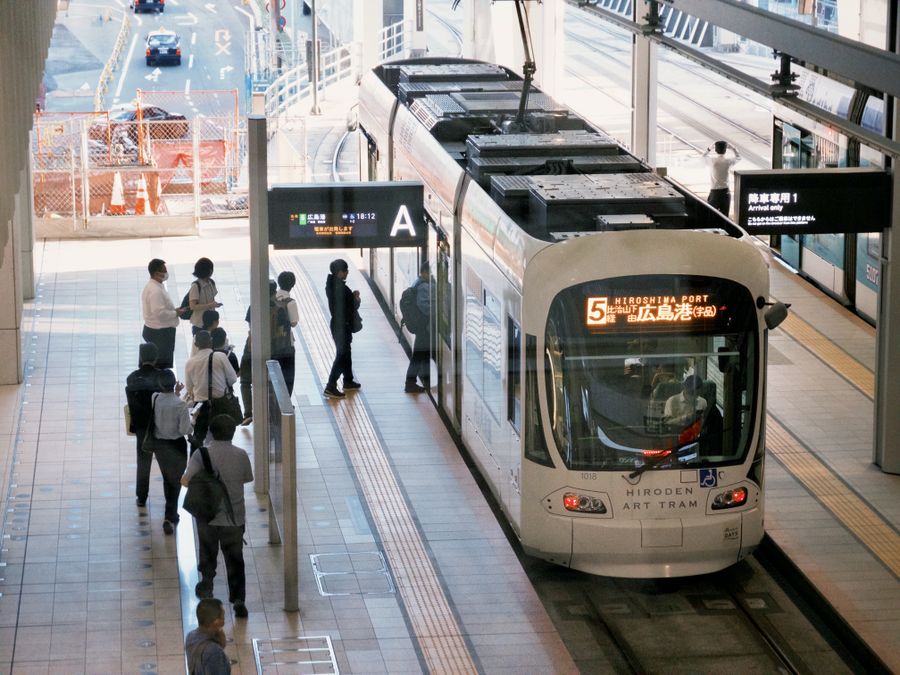 広島駅の電停に入る路面電車（イメージ）