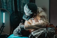 一名医生身着防护装备，在室内进行有重点照明的手术