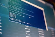 计算机显示器上以蓝色调显示的数字数据分析特写