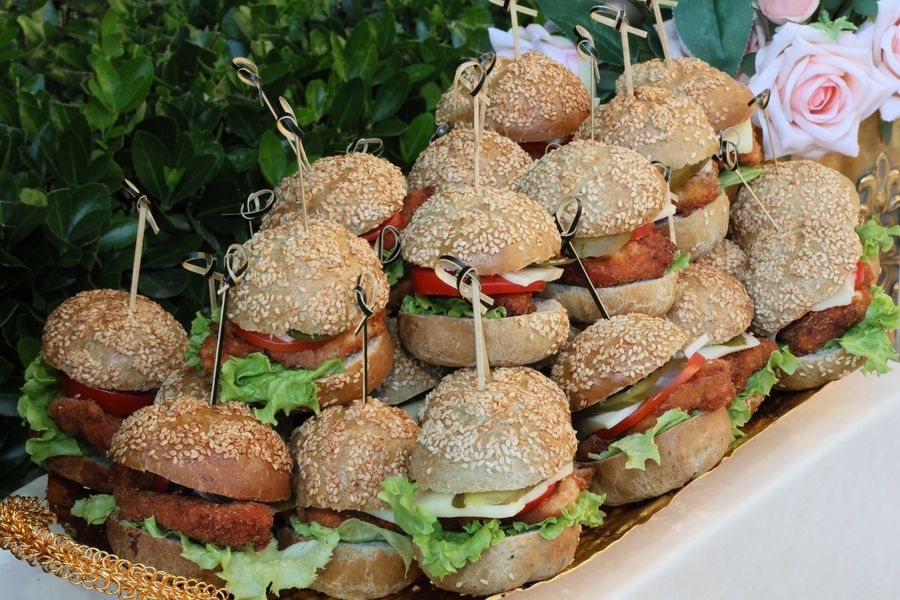 Mini kipburgers op een schaal