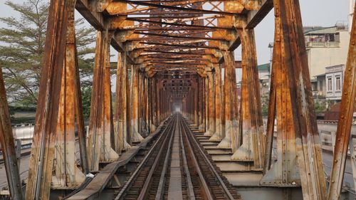 Free Explore the historic elegance of Long Bien Bridge, a true Hanoi landmark. Stock Photo