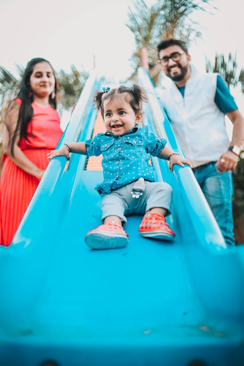 Menina Brincando No Slide