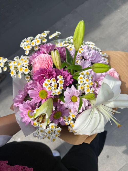 Free A vibrant bouquet of daisies, lilies, and chrysanthemums under natural light. Stock Photo