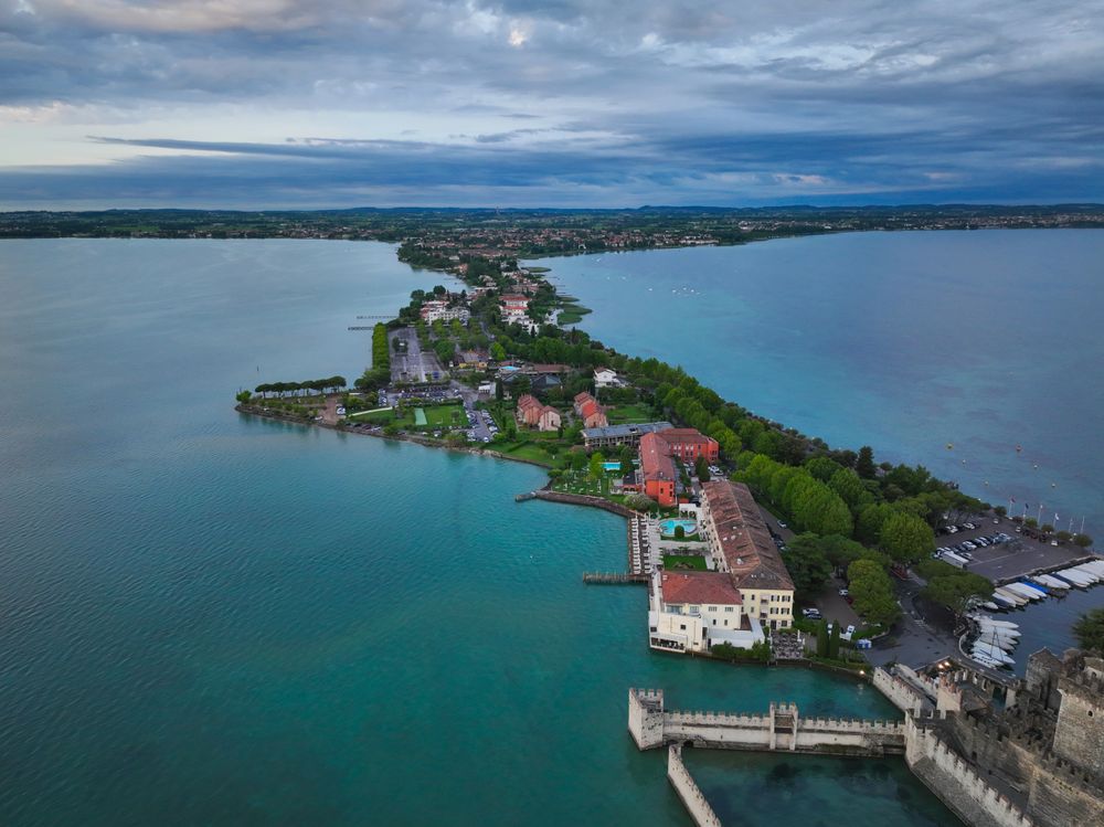 Vedere panoramică asupra peninsulei Sirmione și a apelor Lacului Garda