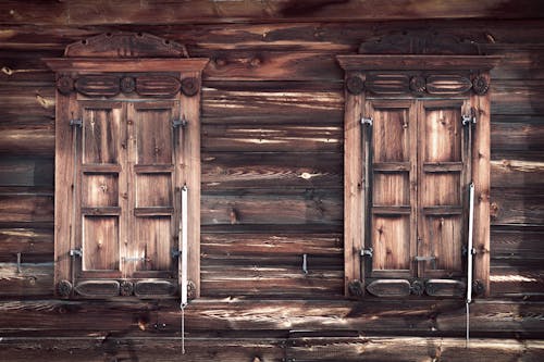 бесплатная Коричневые деревянные окна Стоковое фото