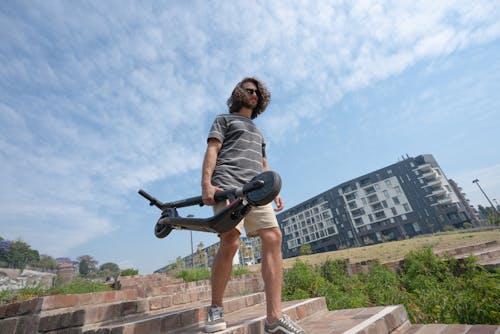 Безкоштовне стокове фото на тему «електричний скутер, кроки, людина»