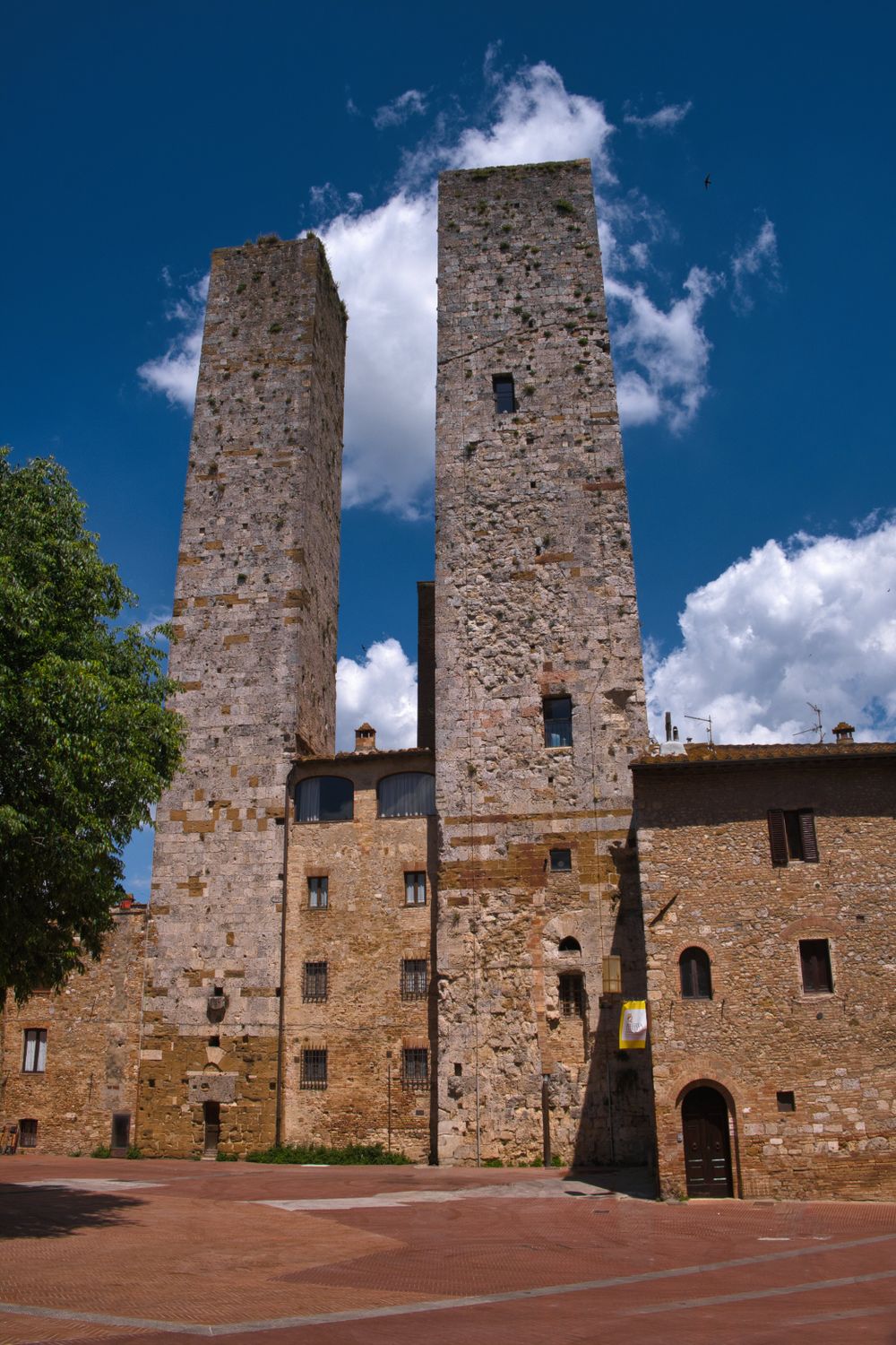 Turnurile medievale din San Gimignano văzute pe cer senin