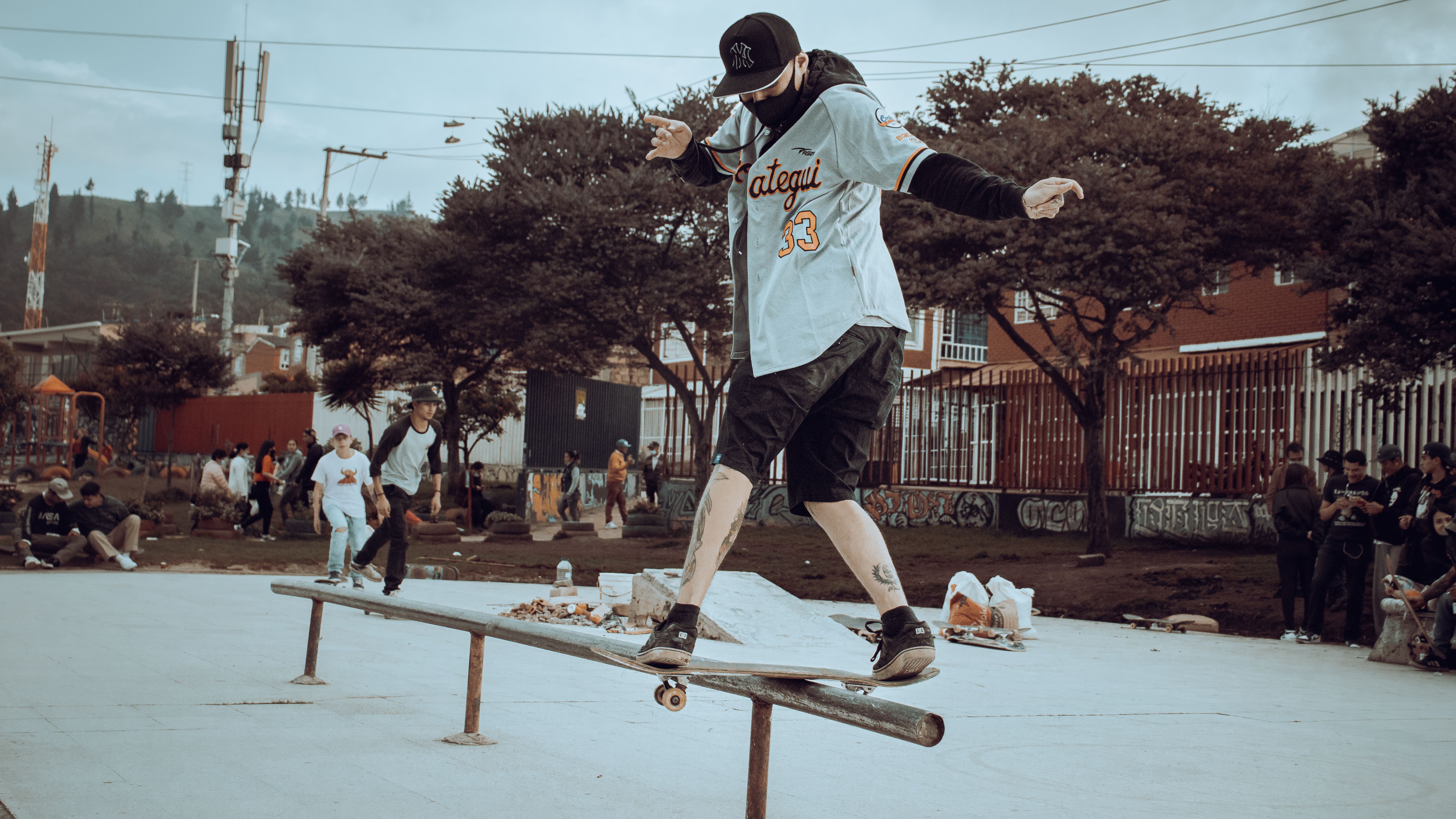 Dynamic street fashion and skate culture captured in a Colombian park.
