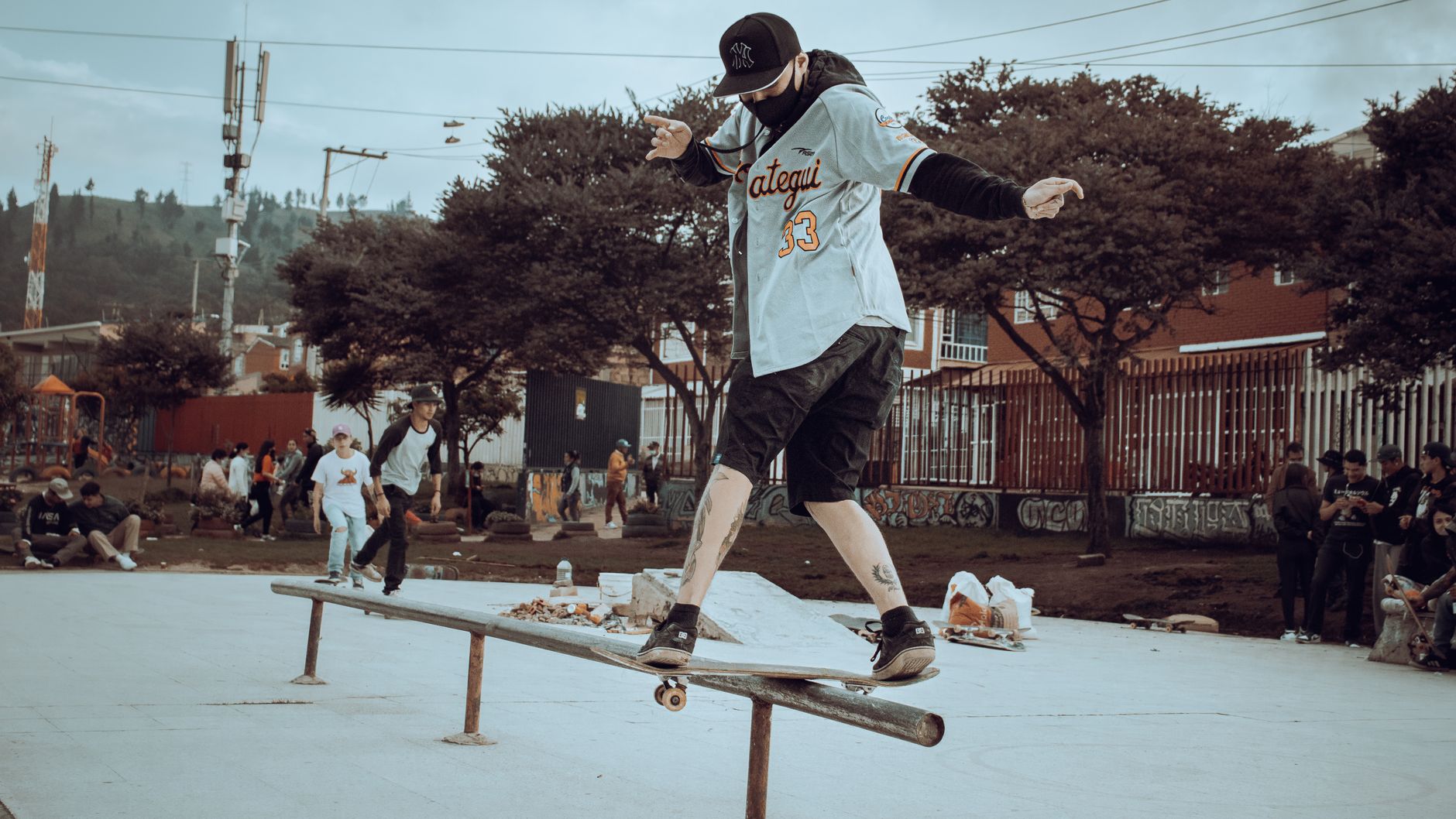 Dynamic street fashion and skate culture captured in a Colombian park.