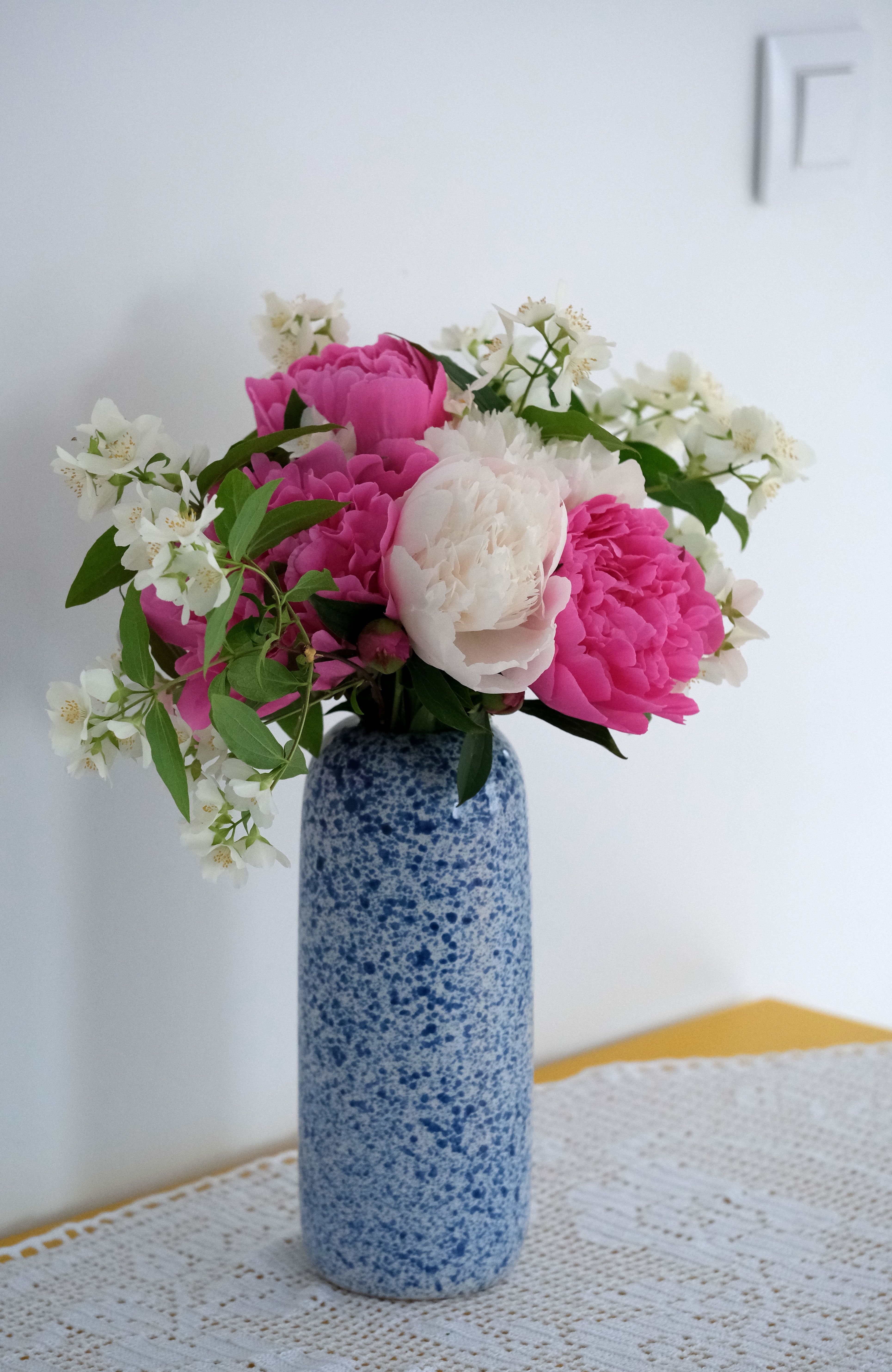 [ColoSach]-colorful-peonies-and-white-blossoms-in-a-blue-vase-on-a-lace-tablecloth.