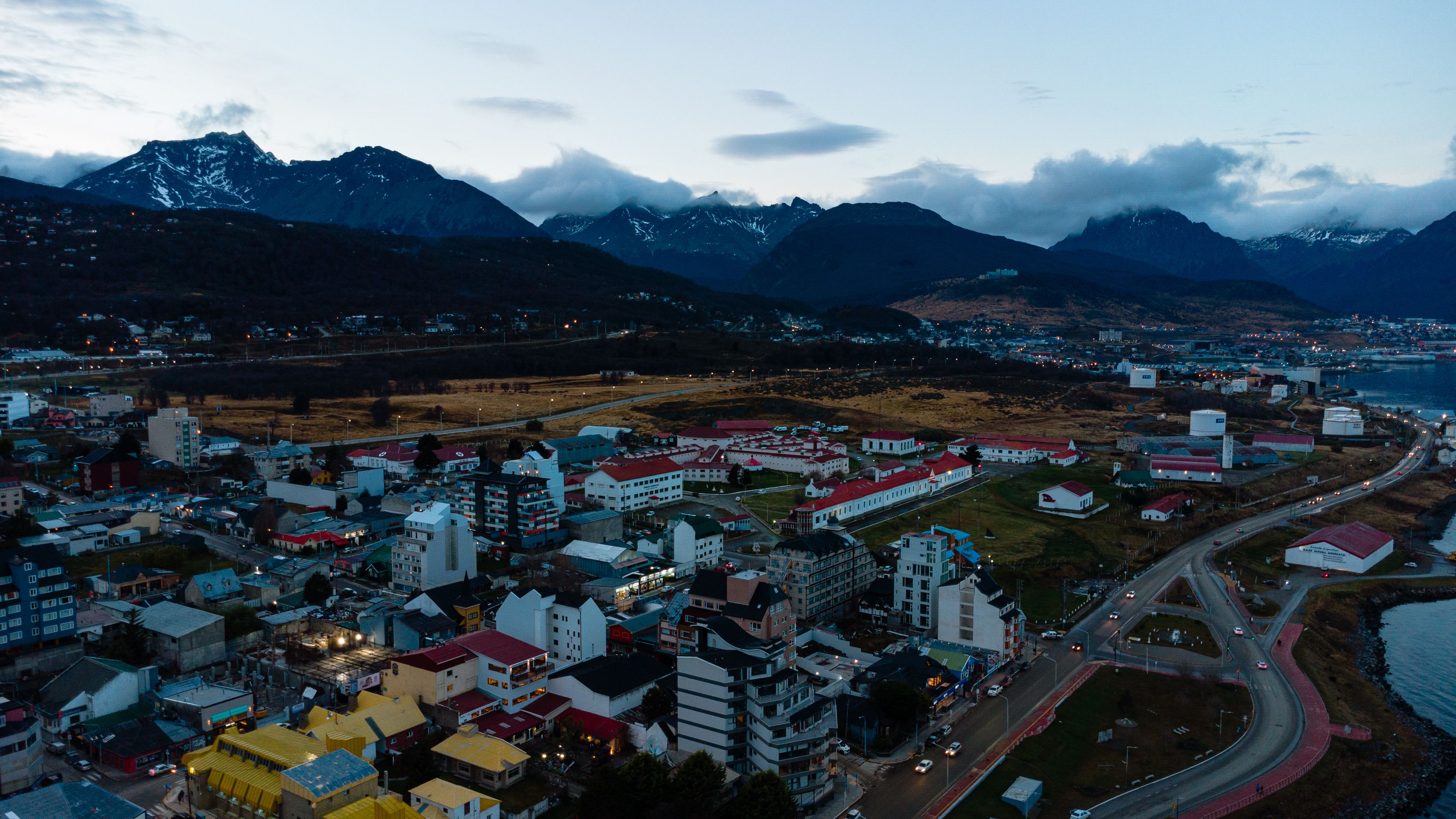 Traslado privado en taxi en el paisaje nevado de Ushuaia