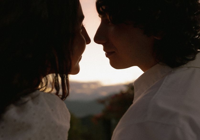 Online dating: starting a conversation on a niche platform