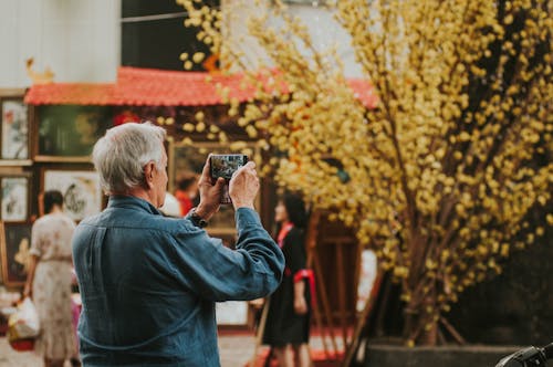 Ondiepe Focusfoto Van Man Die Foto Maakt Met Zijn Smartphone