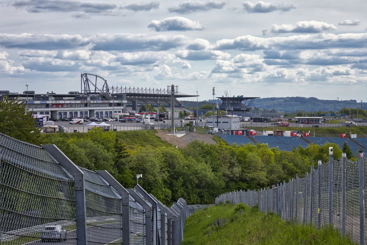 Panorama spre paddock si boxele complexului modern
