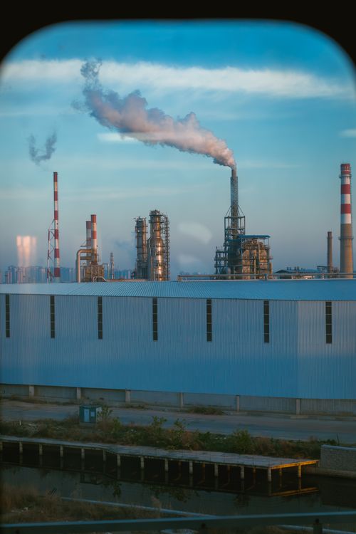 Free Industrial plant with smokestacks emitting smoke, showcasing environmental impact. Stock Photo