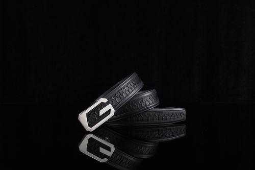 Free Sleek black leather belt with a modern buckle, perfect for fashion-forward ensembles. Stock Photo