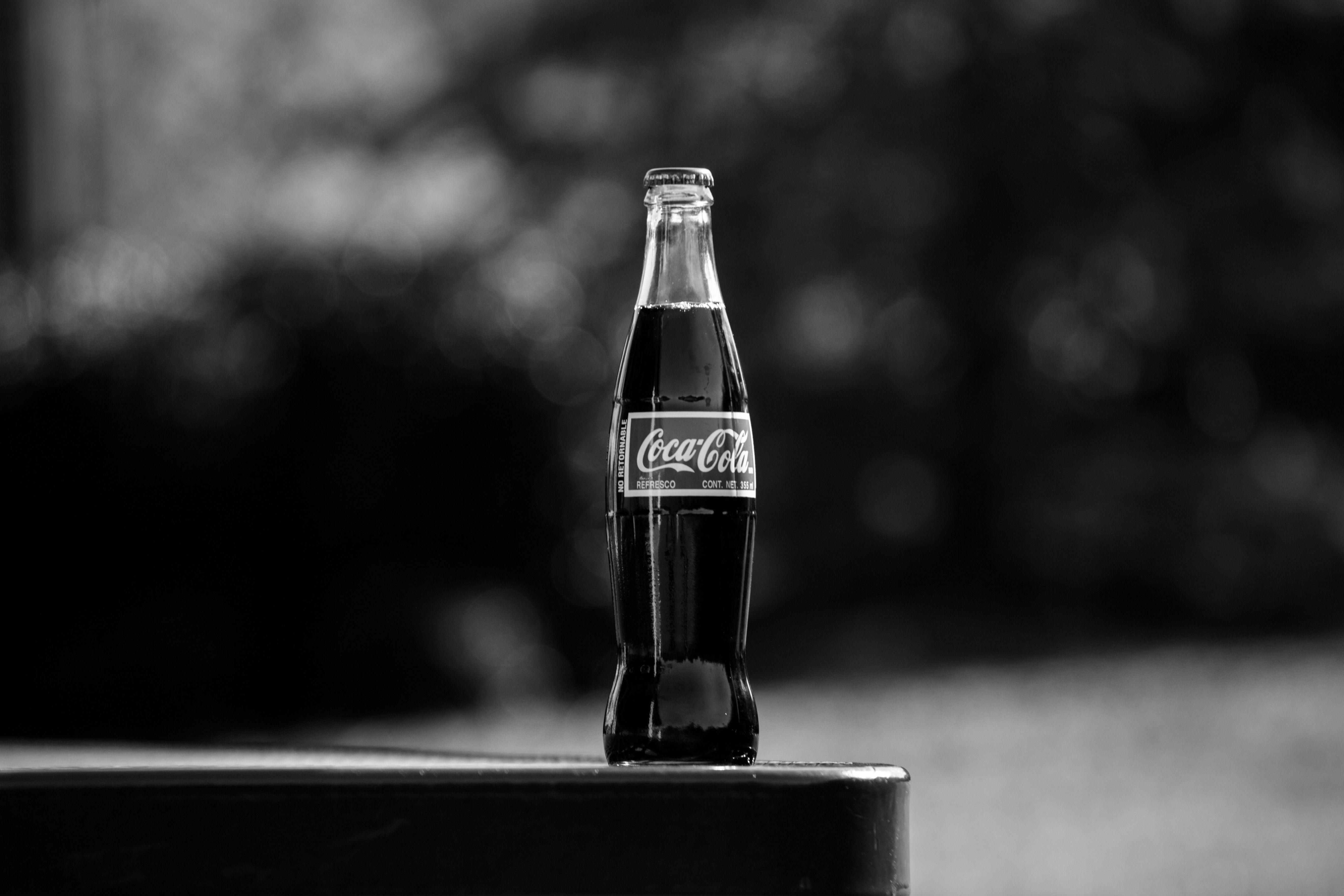 Welche Farbe hatte die ursprüngliche Coca-Cola-Flasche vor Einführung der ikonischen Konturflasche im Jahr 1915?